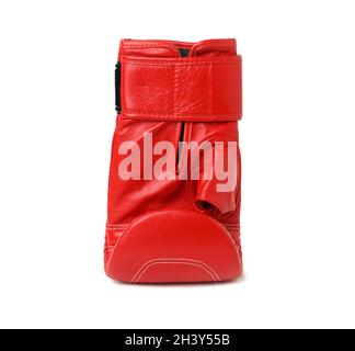 Gant de boxe en cuir rouge isolé sur fond blanc, équipement de sport Banque D'Images