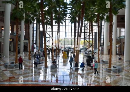 Le Brookfield place de New York accueille une installation interactive de Gabe BC appelée Memento Mori, plus grand que des squelettes de vie qui transforment le Wintergarden Banque D'Images