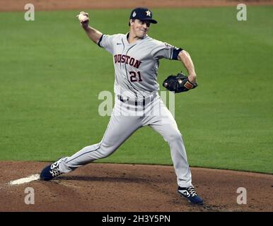 Atlanta, États-Unis.30 octobre 2021.Houston Astros commençant le lanceur Zack Greinke lance contre les Braves d'Atlanta lors du premier repas du jeu quatre dans la série mondiale de MLB au Truist Park le samedi 30 octobre 2021 à Atlanta, Géorgie.Atlanta mène Houston 2-1 dans la série mondiale.Photo de Kate Awtrey-King/UPI crédit: UPI/Alay Live News Banque D'Images