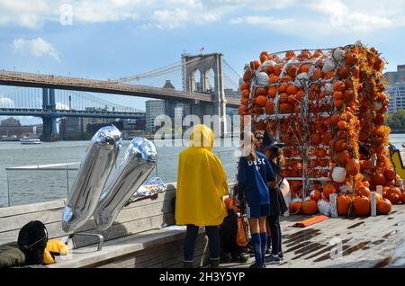 Le South Street Seaport Pumpkin Arch de New York est de retour pour cet automne le 30 octobre 2021. Banque D'Images