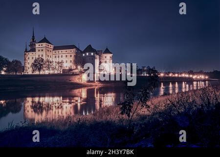 Le château lumineux de Hartenfels sur les rives de l'Elbe à Torgau. Banque D'Images