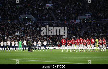 Londres, Angleterre, 30 octobre 2021.Les joueurs de Tottenham et de Manchester United observent une minute de silience avant le match de la Premier League au Tottenham Hotspur Stadium, Londres.Crédit photo à lire: Paul Terry / Sportimage crédit: Sportimage / Alay Live News Banque D'Images