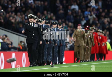 Londres, Angleterre, 30 octobre 2021.Les membres des forces armées marchent sur le terrain pendant qu'ils assistent au match du jour du souvenir lors du match de la Premier League au Tottenham Hotspur Stadium, à Londres.Crédit photo à lire: Paul Terry / Sportimage crédit: Sportimage / Alay Live News Banque D'Images