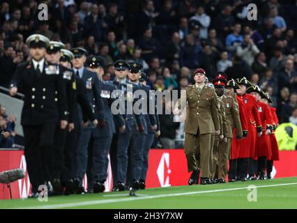 Londres, Angleterre, 30 octobre 2021.Les membres des forces armées marchent sur le terrain pendant qu'ils assistent au match du jour du souvenir lors du match de la Premier League au Tottenham Hotspur Stadium, à Londres.Crédit photo à lire: Paul Terry / Sportimage crédit: Sportimage / Alay Live News Banque D'Images