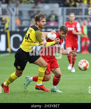 (211031) -- DORTMUND, 31 octobre 2021 (Xinhua) -- Martin Pongracic (L) de Dortmund rivalise avec Jan Thielmann de Cologne lors d'un match de football allemand de première division Bundesliga entre Borussia Dortmund et le FC Cologne à Dortmund, Allemagne, 30 octobre 2021.(Photo de Joachim Bywaletz/Xinhua) Banque D'Images