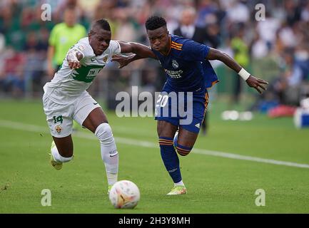 (211031) -- ELCHE, le 31 octobre 2021 (Xinhua) -- Vinicius Jr. (R) du Real Madrid et vies avec Helibelton Palacios d'Elche lors d'un match de football espagnol de première division entre Elche CF et Real Madrid CF à Elche, Espagne, le 30 octobre 2021.(STR/Xinhua) Banque D'Images