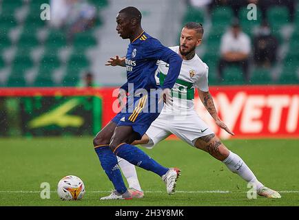 (211031) -- ELCHE, le 31 octobre 2021 (Xinhua) -- Ferland Mendy (L) du Real Madrid et vies avec Dario Benedetto d'Elche lors d'un match de football de première division en Espagne entre Elche CF et Real Madrid CF à Elche, Espagne, le 30 octobre 2021.(STR/Xinhua) Banque D'Images