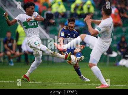 (211031) -- ELCHE, 31 octobre 2021 (Xinhua) -- Marco Asensio (C) du Real Madrid tire le ballon lors d'un match de football espagnol de première division entre Elche CF et Real Madrid CF à Elche, Espagne, le 30 octobre 2021.(STR/Xinhua) Banque D'Images