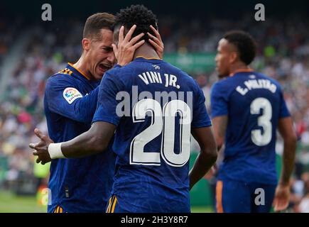 (211031) -- ELCHE, le 31 octobre 2021 (Xinhua) -- Vinicius Jr. (C) du Real Madrid célèbre son but avec son coéquipier Lucas Vazquez lors d'un match de football de première division en Espagne entre Elche CF et Real Madrid CF à Elche, en Espagne, le 30 octobre 2021.(STR/Xinhua) Banque D'Images