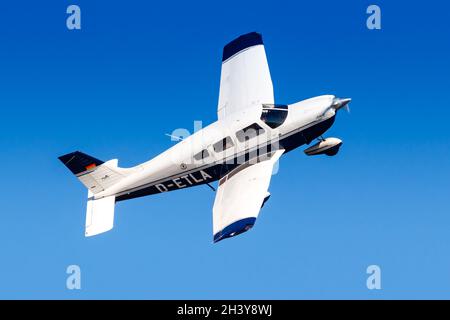 Hessen-Flieger Verein Darmstadt Piper PA-28-181 Archer III Aircraft Frankfurt Airport en Allemagne Banque D'Images