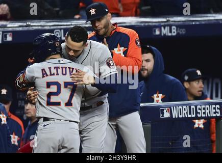 Atlanta, États-Unis.30 octobre 2021.Houston Astros deuxième baseman Jose Altuve (27) tue Alex Correa (C) après avoir frappé une course à domicile solo pendant le quatrième repas du jeu quatre dans la série mondiale MLB au Truist Park le samedi 30 octobre 2021 à Atlanta, Géorgie.Atlanta mène Houston 2-1 dans la série mondiale.Photo de David Tulis/UPI crédit: UPI/Alay Live News Banque D'Images