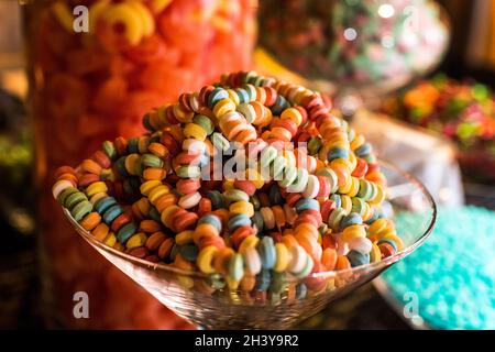 Un bol en verre aux bonbons colorés est exposé lors d'une fête. Banque D'Images