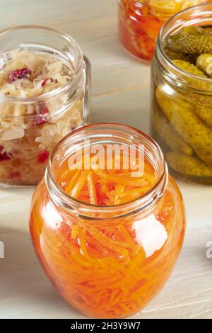 La carotte marinée dans un pot en verre, la choucroute et les corgherkings Banque D'Images