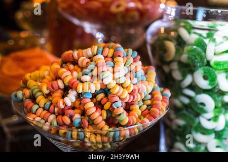 Un bol en verre aux bonbons colorés est exposé lors d'une fête. Banque D'Images