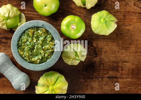 Tomatillos, tomates vertes, avec salsa verde, sauce verte, dans un molajote Banque D'Images