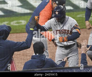 Atlanta, États-Unis.30 octobre 2021.Houston Astros deuxième baseman Jose Altusve R) célèbre frapper une course à domicile solo contre les Braves d'Atlanta pendant le quatrième repas du jeu quatre dans la série mondiale de MLB à Truist Park le samedi 30 octobre 2021 à Atlanta, Géorgie.Atlanta mène Houston 2-1 dans la série mondiale.Photo de Kate Awtrey-King/UPI crédit: UPI/Alay Live News Banque D'Images