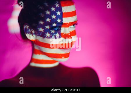 Jeune femme avec drapeau des Etats-Unis sur son visage Banque D'Images
