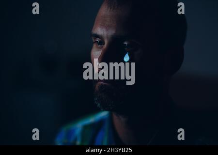 Pleurs triste portrait d'homme avec des larmes dans les yeux. Banque D'Images