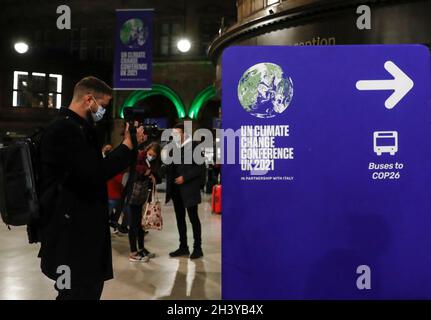 Glasgow, Royaume-Uni.30 octobre 2021.Un homme filme à la gare centrale de Glasgow à Glasgow, en Écosse, au Royaume-Uni, le 30 octobre 2021.La 26e Conférence des Parties des Nations Unies sur les changements climatiques (COP26) est prévue du 31 octobre au 12 novembre à Glasgow, en Écosse.C'est la première du genre depuis l'entrée en vigueur de l'Accord de Paris.Credit: Han Yan/Xinhua/Alay Live News Banque D'Images