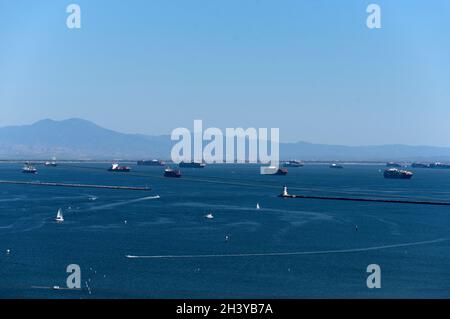 Voiliers dans le port avec des navires de cargaison et de conteneurs attendant d'entrer dans le port de Los Angeles pendant l'arriéré de la chaîne d'approvisionnement Banque D'Images