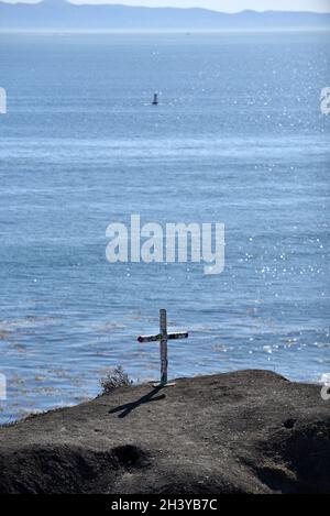 Une croix sur une falaise au-dessus de l'océan Pacifique dans la zone de Sunken City a San Pedro Californie où les maisons glissent dans l'océan pendant un glissement de terrain Banque D'Images