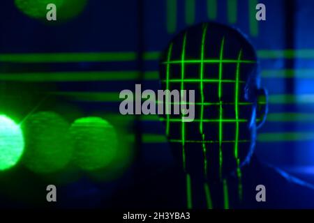 Concept Identify illuminer visage scanner laser rouge. Numérisation biométrique futuriste de reconnaissance faciale. Banque D'Images