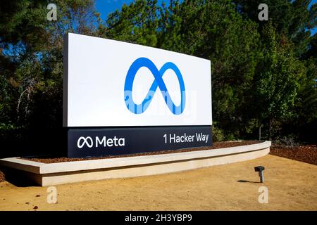 Menlo Park, CA, États-Unis - 29 octobre 2021 : PANNEAU META à côté du bâtiment du siège social.Meta est une société de services de réseautage social buil Banque D'Images