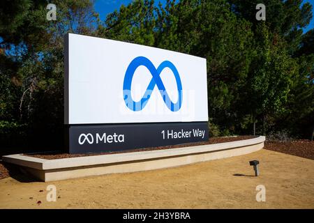 Menlo Park, CA, États-Unis - 29 octobre 2021 : PANNEAU META à côté du bâtiment du siège social.Meta est une société de services de réseautage social buil Banque D'Images