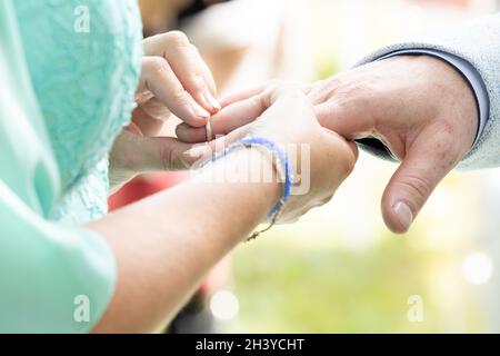 Anneaux de mariage et mains de mariée et de marié. Jeune couple de mariage à la cérémonie. Mariage. Homme et femme amoureux. Deux personnes heureuses Banque D'Images