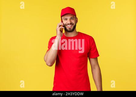 Paiement sans contact, livraison en ligne, achats sur Internet et concept de suivi de colis.Un service de messagerie amical qui appelle le client Banque D'Images