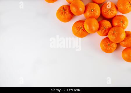 mandarine fraîche ou mandarine sur fond blanc. Banque D'Images