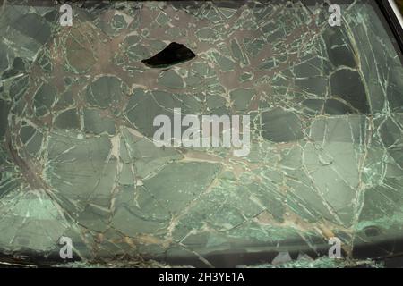Verre brisé en détail.Pare-brise après l'accident.Beaucoup de petits morceaux.Fissures de texture. Banque D'Images