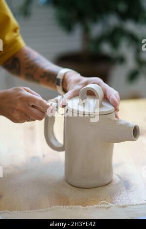 Création de pichet potier: Maître de poterie femelle façonnant argile potier ustensiles de cuisine dans le studio d'artisanat de céramique Banque D'Images
