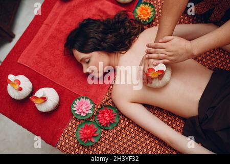 Homme thaïlandais effectuant un massage thaïlandais classique à la jeune femme au spa de beauté Banque D'Images