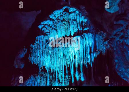 Grotte de Ledenika en Bulgarie, pierres à fleurs bleues illuminées Banque D'Images