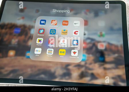 30 octobre 2021 - Calgary Alberta Canada - Shopping apps sur un Apple iPad pro Banque D'Images