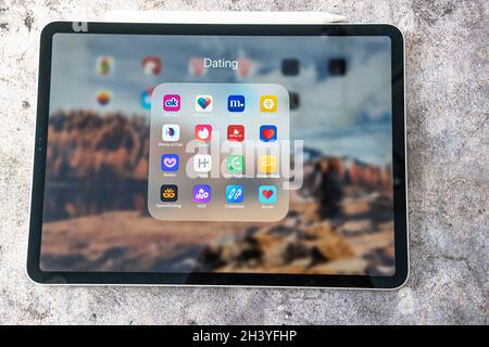 30 octobre 2021 - Calgary Alberta Canada - Dating apps on an Apple iPad pro Banque D'Images