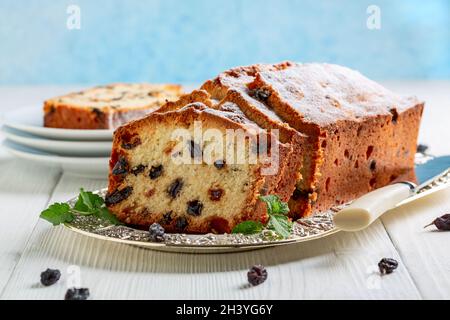 Gâteau aux fruits maison avec raisins secs. Banque D'Images