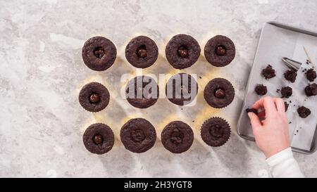 Pose à plat.Étape par étape.Garniture de petits gâteaux au chocolat avec ganache au chocolat. Banque D'Images