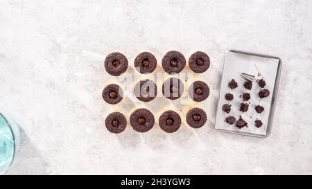 Pose à plat.Étape par étape.Garniture de petits gâteaux au chocolat avec ganache au chocolat. Banque D'Images