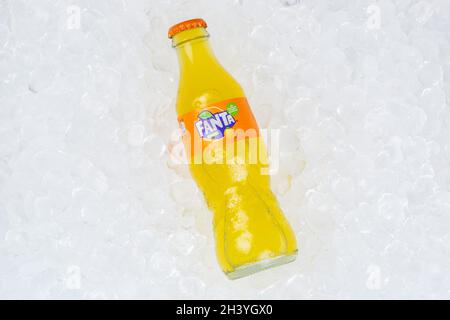 Bouteille de boisson non alcoolisée à la citronnade orange Fanta Ice Cube Banque D'Images