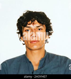 1984 , 12 décembre , LOS ANGELES , Etats-Unis : le tueur en série sataniste RICHARD RAMIREZ ( 1960 - 2013 ) arrêté pour vol d'automobiles , né Ricardo Leyva Munoz Ramírez , alors qu'il était arrêté dans un coup de feu par le département de police de Los Angeles le 8 août 1982 .Ramirez ' la nuit Stalkerwas ', également violeur en série , kidnappeur , molester d'enfants et cambrioleur , était un tueur américain de crache qui a tué au moins 13 personnes , du 17 mars au 31 août 1985 .Photographe inconnu .- MUG TOURNÉ - MUG-TOURNÉ - TUEUR EN SÉRIE - portrait - ritrato - tueur en série - assassino sériale - CRONACA NERA - criminale - crimi Banque D'Images