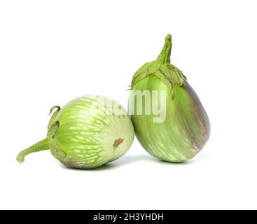 Deux aubergines vertes mûres isolées sur fond blanc, légumes sains et savoureux Banque D'Images