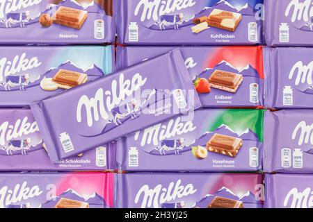 Chocolats Milka chocolat différentes variétés fond Banque D'Images