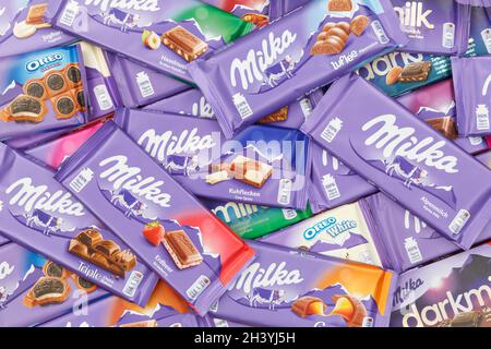 Chocolats Milka chocolat différentes variétés fond Banque D'Images