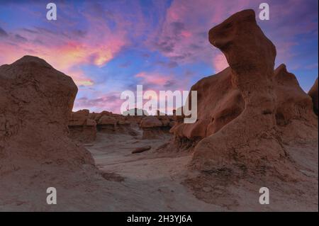 Imposants hoodoos à Goblin Valley dans l'Utah au crépuscule Banque D'Images