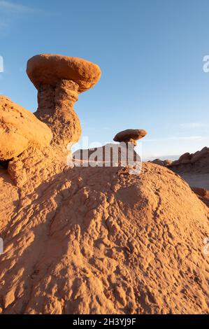 Hoodoos dans le parc national de Goblin Valley dans l'Utah au coucher du soleil Banque D'Images