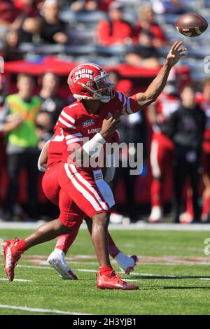 Louisiana-Lafayette Ragin Cajuns Quarterback Levi Lewis (1) passe contre les Bobcats de l'État du Texas, le samedi 30 octobre 2021, à Lafayette,Louisiane. Banque D'Images