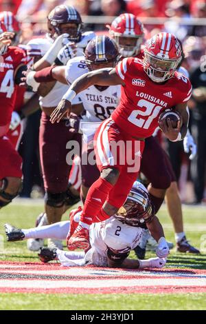 Louisiana-Lafayette Ragin Cajuns en arrière Chris Smith (21) porte le ballon après la défense de Bobcats de l'État du Texas, le samedi 30 octobre 2021, à LAFA Banque D'Images