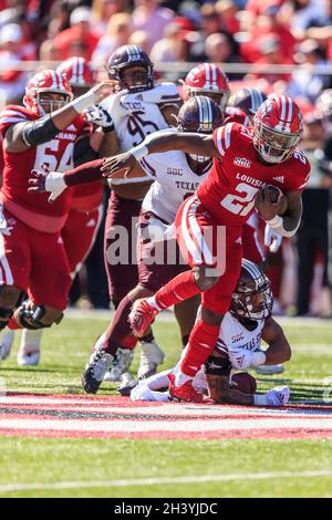 Louisiana-Lafayette Ragin Cajuns en arrière Chris Smith (21) porte le ballon après la défense de Bobcats de l'État du Texas, le samedi 30 octobre 2021, à LAFA Banque D'Images